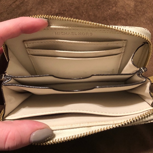 Michael Kors wristlet - Picture 3 of 3